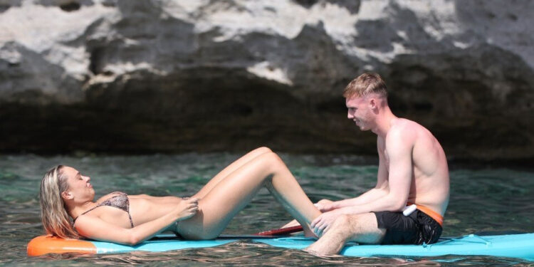 Cole Palmer bị phát hiện ‘thư giãn’ bên kiều nữ xinh đẹp