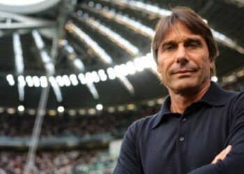 Conte xúc động với màn chào đón của cổ động viên Juventus