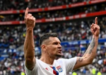 Lovren bị loại khỏi danh sách dự Europa League của Lyon