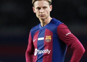 Frenkie De Jong bất đồng quan điểm với Barca