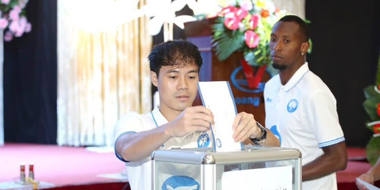 HLV Park Hang Seo, cầu thủ Việt Nam ủng hộ người dân vùng bão lũ