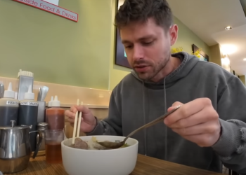 Khách Tây thử phở Việt 350.000 đồng ở Australia, thêm 34.000 để ăn một loại lá