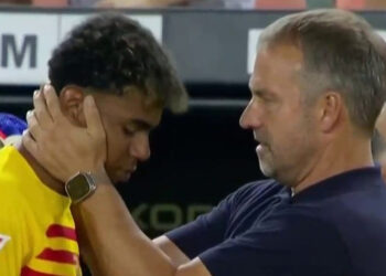 Lamine Yamal bị HLV Hansi Flick phạt vì đến muộn