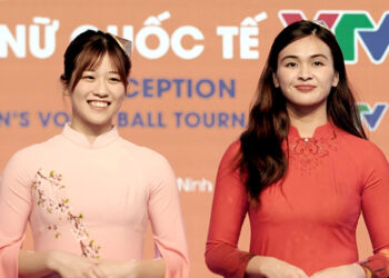Ngắm dàn chân dài bóng chuyền Nga, Hàn Quốc diện áo dài ở VTV Cup