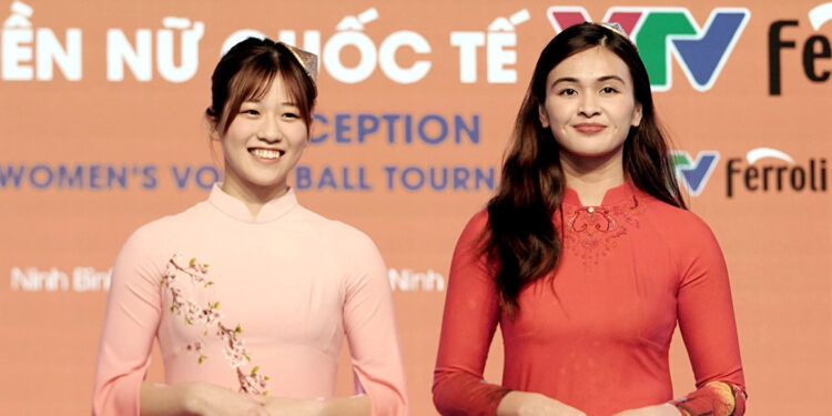 Ngắm dàn chân dài bóng chuyền Nga, Hàn Quốc diện áo dài ở VTV Cup