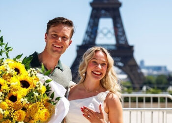 Nhà vô địch Olympic cầu hôn bạn gái ở Paris bằng 2.738 bông hồng