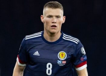 Rời Man United, McTominay bị trêu chọc ở Napoli