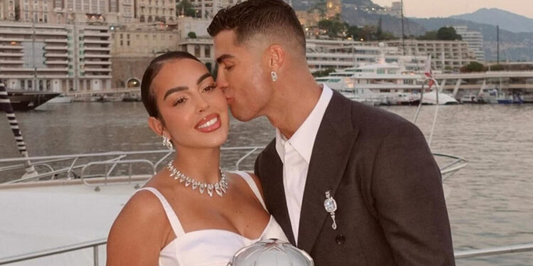 Ronaldo mừng danh hiệu Cúp C1 đầy phong cách bên bạn gái