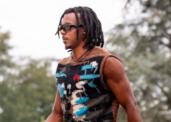 Sao Barca mặc… váy đến hội quân cùng tuyển Pháp