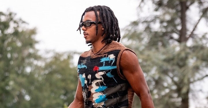 Sao Barca mặc… váy đến hội quân cùng tuyển Pháp