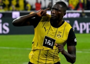 Tiền đạo Dortmund khiến đồng đội trầm trồ