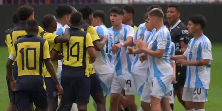 Cầu thủ trẻ Argentina và Ecuador đánh nhau như phim hành động