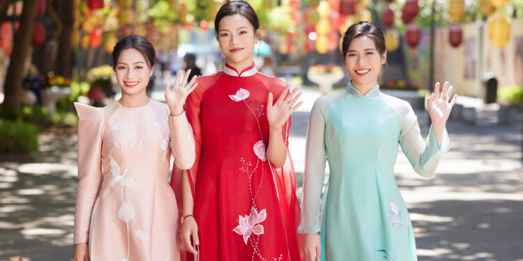 Hoàng Thị Loan thi Hoa khôi áo dài giải nữ Quốc tế Hà Nội