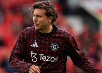 Mourinho kéo hậu vệ MU về Fenerbahce