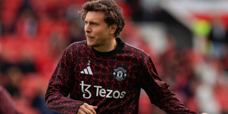 Mourinho kéo hậu vệ MU về Fenerbahce