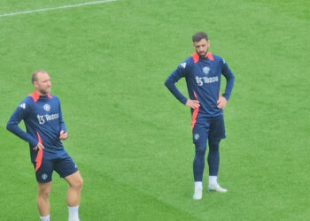 MU khốn khổ xin đi ké máy bay với Man City, tập ở sân đội hạng 3