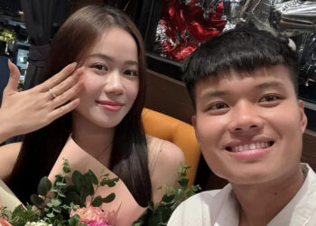 Tuyển thủ Việt Nam Văn Tùng cầu hôn bạn gái xinh đẹp