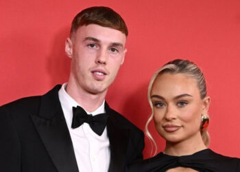 Cole Palmer lần đầu khoe bạn gái xinh đẹp