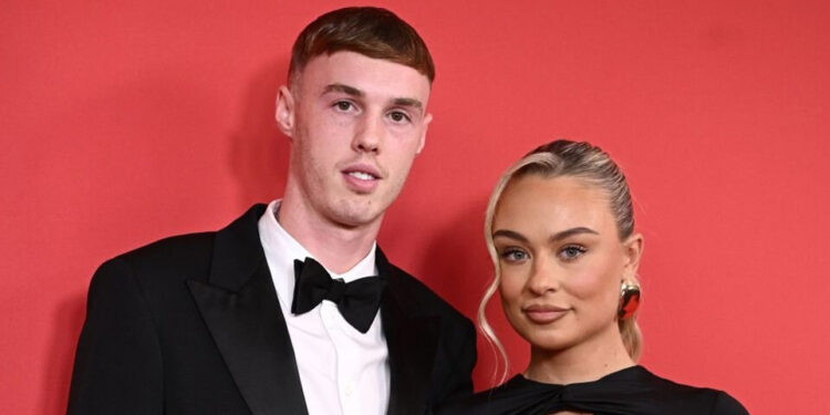 Cole Palmer lần đầu khoe bạn gái xinh đẹp