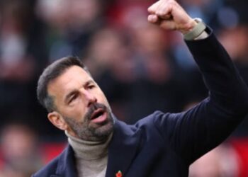Dàn sao Man United tri ân Ruud van Nistelrooy, NHM rơi nước mắt