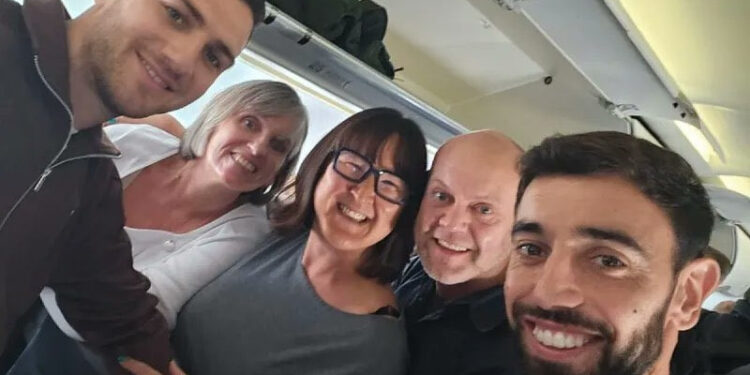 Đội trưởng MU giải cứu hành khách trên máy bay