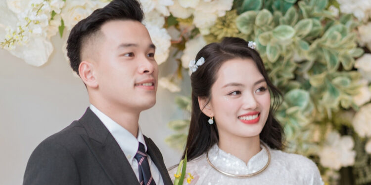 Hoa khôi bóng chuyền Thu Hoài tung ảnh ăn hỏi đẹp lung linh