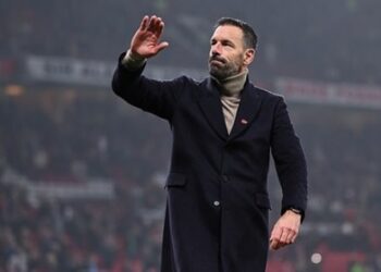 Van Nistelrooy lùi lại để Manchester United tiến lên