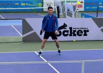 Tiến Linh và đồng đội tranh thủ chơi pickleball