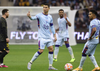 Ronaldo kiếm tiền gấp đôi Messi