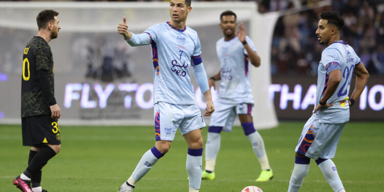 Ronaldo kiếm tiền gấp đôi Messi