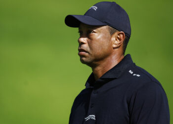 Tiger Woods bị kiện