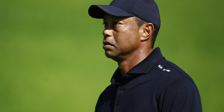 Tiger Woods bị kiện