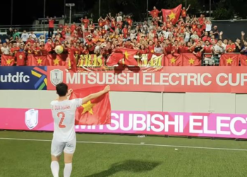 Hành động đẹp của thủ quân ĐT Việt Nam sau trận thắng Singapore