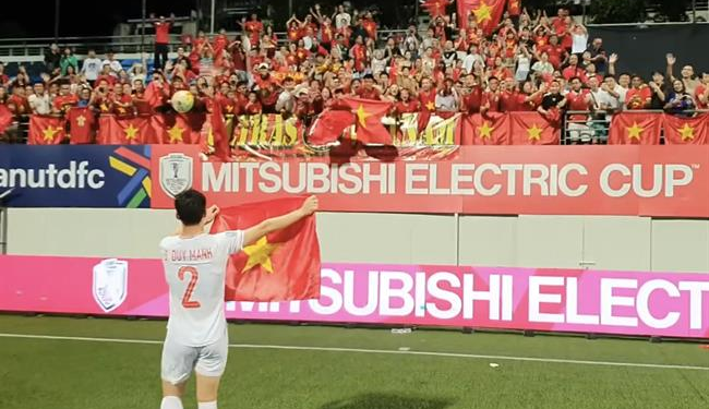 Hành động đẹp của thủ quân ĐT Việt Nam sau trận thắng Singapore