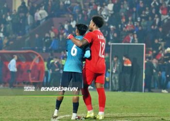 Hành động đẹp của Xuân Son sau trận thắng Singapore