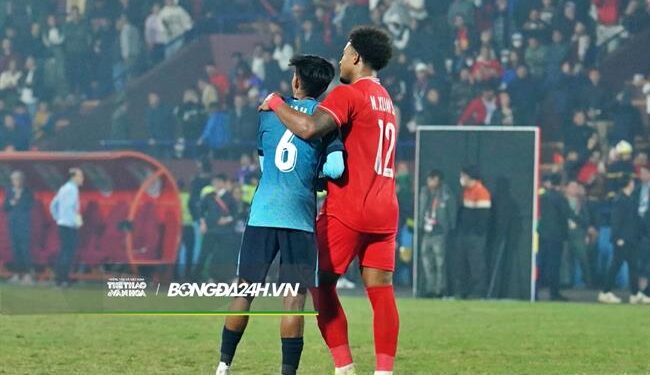 Hành động đẹp của Xuân Son sau trận thắng Singapore