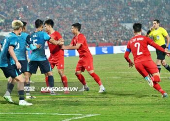 Màn mèo vờn chuột của Duy Mạnh với cầu thủ bên phía Singapore