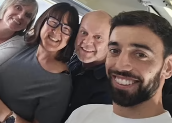 Bruno Fernandes cứu hành khách ngất trên máy bay