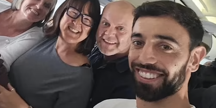 Bruno Fernandes cứu hành khách ngất trên máy bay