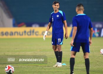 Cầu thủ Singapore gãy tay sau khi va chạm với Xuân Son