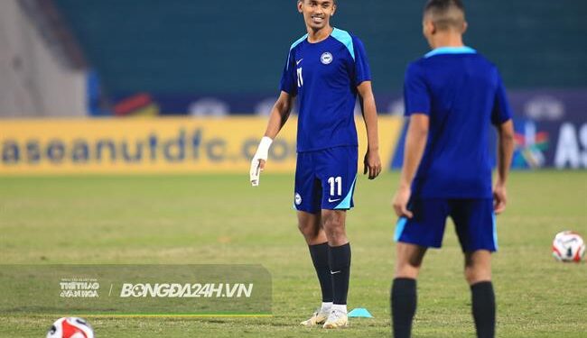 Cầu thủ Singapore gãy tay sau khi va chạm với Xuân Son