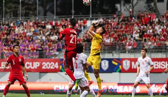 Đình Triệu gây ấn tượng với pha cứu thua bằng đầu ngón tay