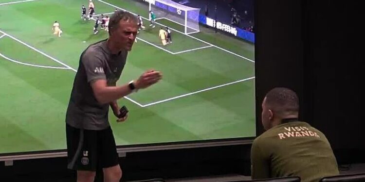 HLV Enrique từng mắng xối xả Mbappe ở Champions League