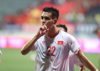 Xuân Son chủ động nhường quả phạt đền cho Tiến Linh