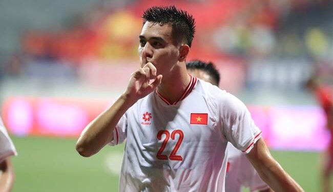 Xuân Son chủ động nhường quả phạt đền cho Tiến Linh