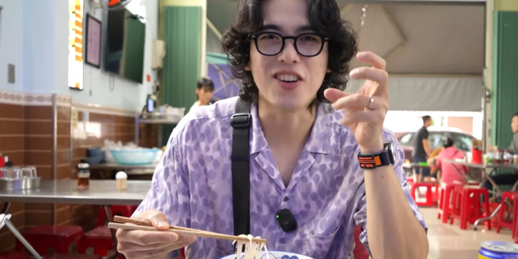 Khách Hàn ghé quán 40 năm ở Đà Nẵng, hết lời khen món bún trứ danh