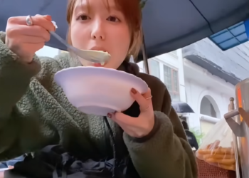 Khách Nhật ngồi vỉa hè thử một món ăn ‘lạ’ ở Hà Nội, bất ngờ vì mức giá