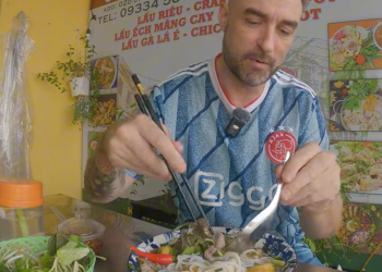 Khách Tây thử 3 món ăn sáng nổi tiếng Hà Nội, nức nở khen món thứ 3