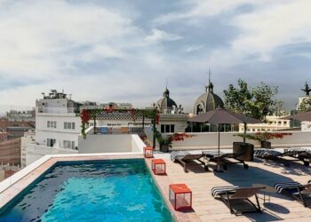 Ronaldo trả lương hấp dẫn cho nhân viên