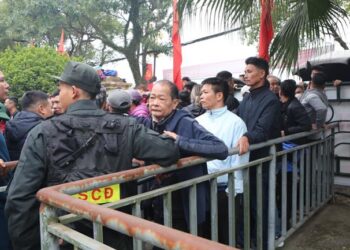 Hình ảnh không đẹp trong buổi xếp hàng mua vé ĐT Việt Nam